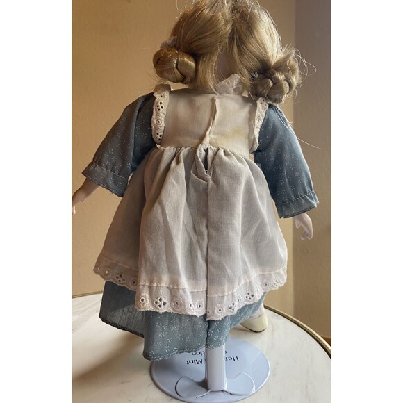 Lot 2 Dolls Porcelain Cloth Blonde Blue Eyes Girl Melanie Musical Pinafore Apron - Picture 5 of 10